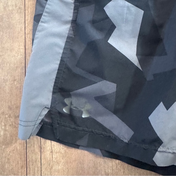 Under Armour Geometric Print Loose Fit Athletic Gym Shorts Size Small - Picture 3 of 5